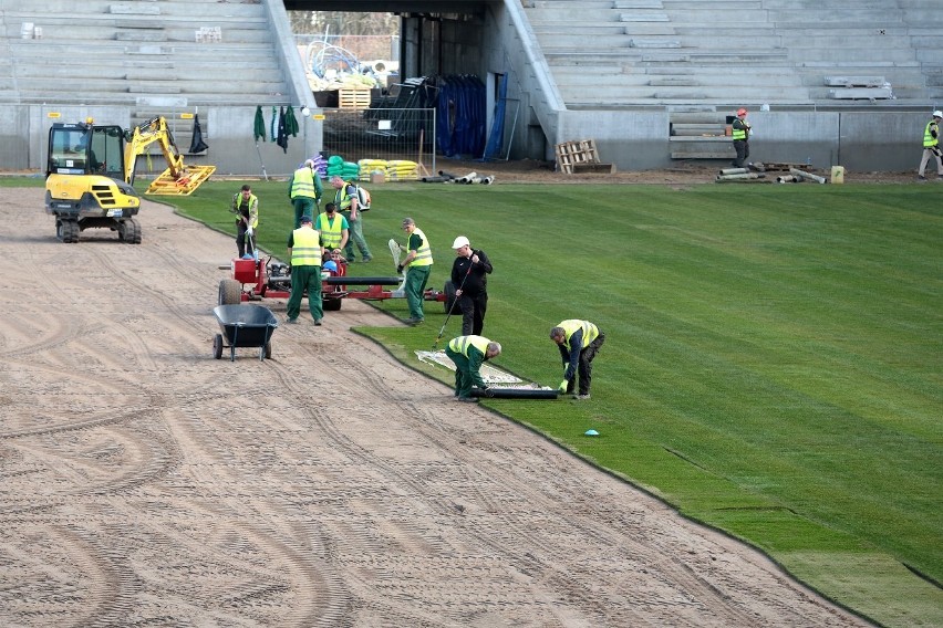 Nowa trawa rozkładana jest już na stadionie Pogoni Szczecin