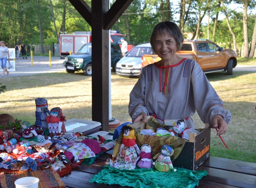 Podtrzymuje słowiańskie tradycje, zachęcając i młodsze, i starsze kobiety do robienia motanek
