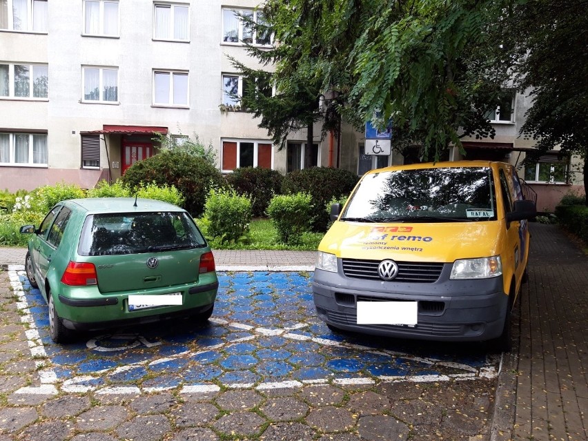 Mistrzowie parkowania w Katowicach zostawiają samochody na...