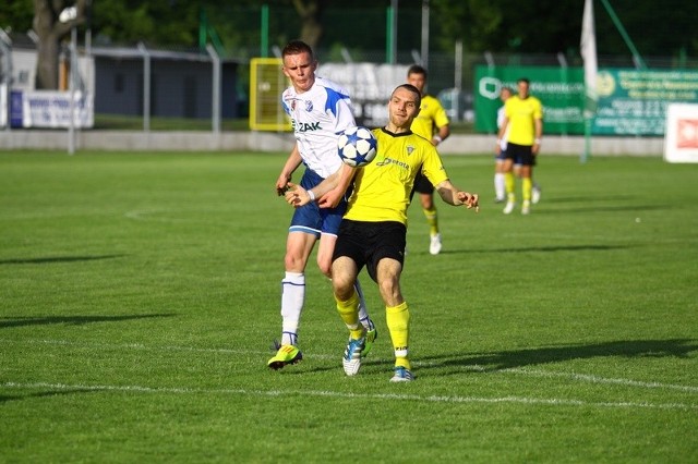 Grający w meczu z Jarotą na nietypowej dla siebie pozycji napastnika Adam Deja (z lewej) walczy o piłkę z obrońcą z Jarocina Bartoszem Kielibą.