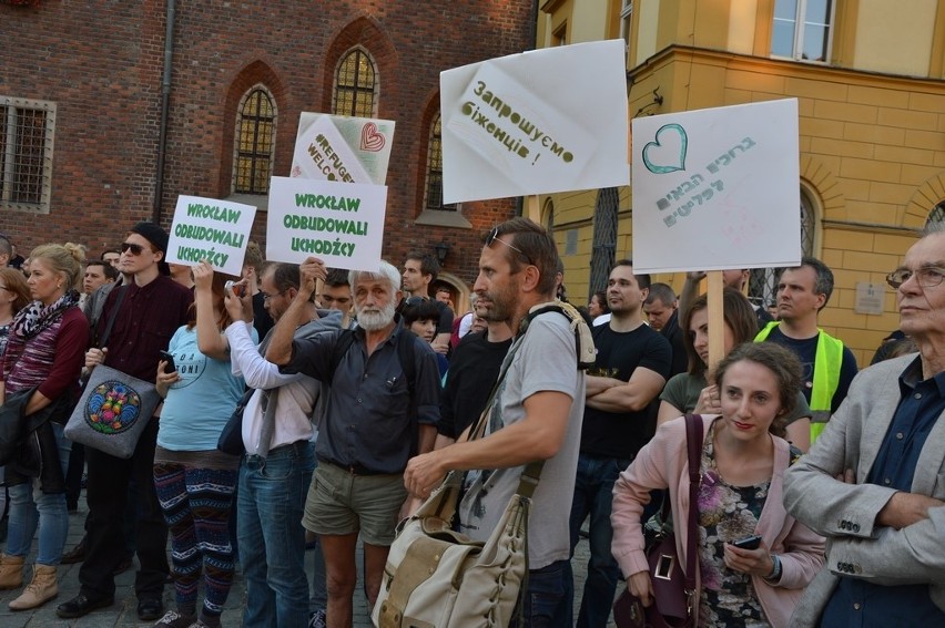 Wrocławianie wyrazili solidarność z uchodźcami. Pikieta w Rynku (ZDJĘCIA)