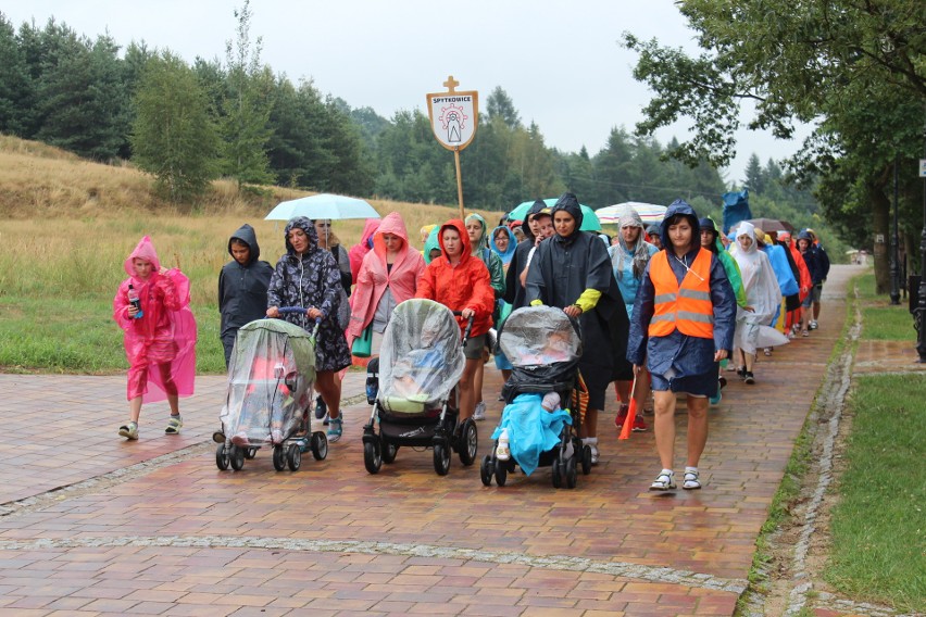 Małopolska zachodnia. Pielgrzymi wyruszyli na Jasną Górę [ZDJĘCIA, WIDEO]