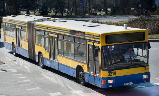 - W kierunku nowego cmentarza jechała przegubowa szóstka. Była pusta, a w innych autobusach był tłok - mówi nasz czytelnik