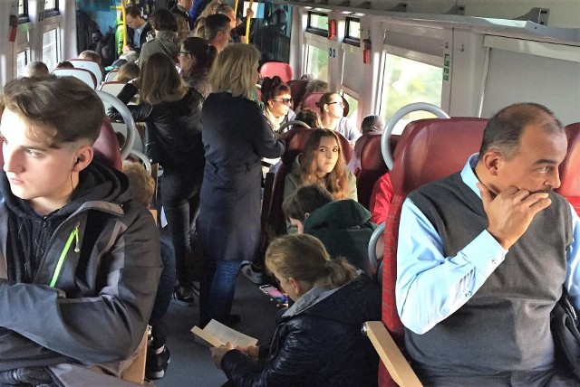 Mimo wprowadzenia Kolei Metropolitalnej w Stęszewie niewiele się zmienia. Problem jest ten sam co od lat - do Poznania chce dojechać mnóstwo mieszkańców, ale w pociągu nie starczy dla wszystkich miejsca. Pasażerowie, albo jadą ściśnięci, albo czekają na podstawiany autobus.