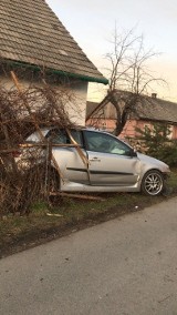 Wiśniowa. Samochód wypadł z drogi i uderzył w ogrodzenie