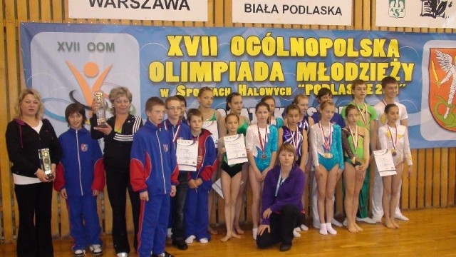 Drużyna Stali Rzeszów na Ogólnopolską Olimpiadę Młodzieży z trofeami.