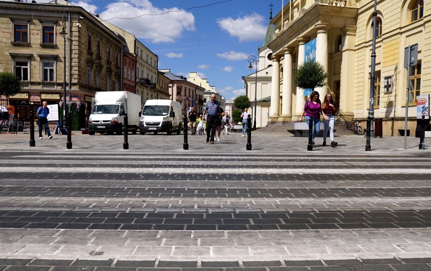 Słupki blokujące postawiono jako zabezpieczenie przejazdu z...