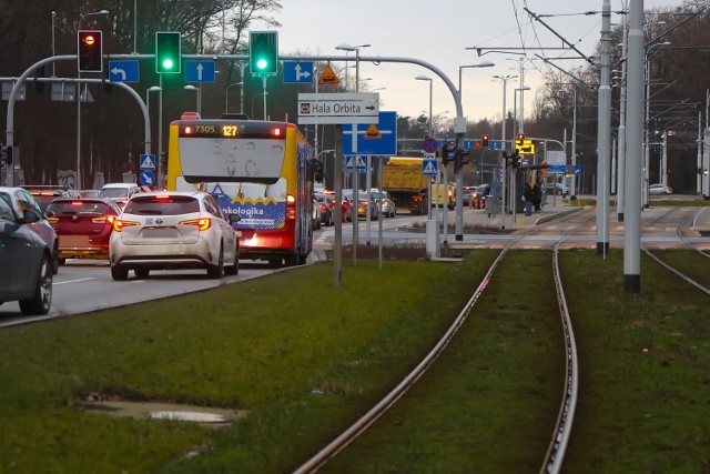 Autobusy na ul. Popowickiej stoją z samochodami w korku, a po zielonym torowisku sporadycznie jeżdżą tylko dwie linie tramwajowe. Według mieszkańców, w tym miejscu powinna być trasa autobusowo-tramwajowa.