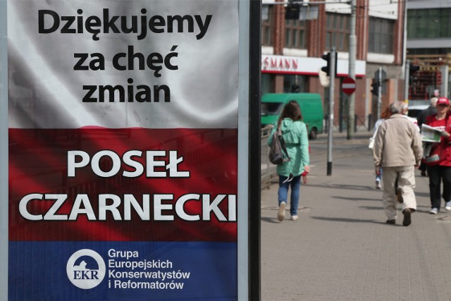 To plakat europosła Ryszarda Czarneckiego na przystanku, przy ul. Kazimierza Wielkiego. Takich reklam jest więcej. Bardzo podobne billboardy wywiesił  Przemysław Czarnecki, syn europosła