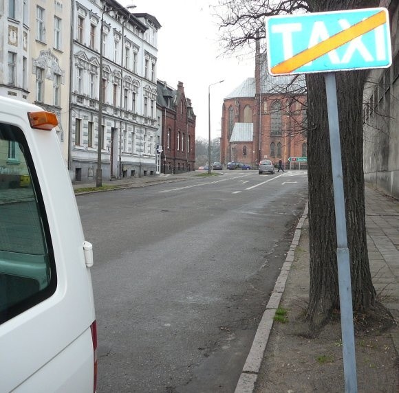 Za znakiem informującym o postoju taxi na ulicy Śląskiej kierowcy nie mogą parkować. A chcieliby, bo tutaj tylko od święta widać stojącą taksówkę.