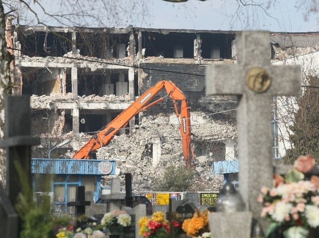 Historyczna chwila w historii Chłodni Kieleckich. Budynki zakładu, który na mapie kieleckich przedsiębiorstw istniał od lat 50. ubiegłego wieku, a w których produkcja mrożonek i frytek zakończyła się w związku ogłoszeniem upadłości firmy wiosną 2012 roku są właśnie wyburzane.