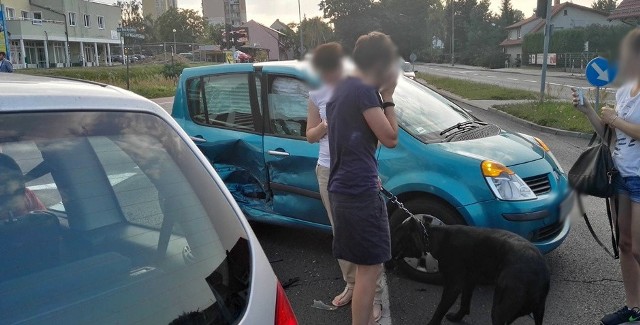 Renault i mazda zderzyły się na skrzyżowaniu na skrzyżowaniu ulic Wojska Polskiego, Wyszyńskiego i Zacisze w Zielonej Górze.