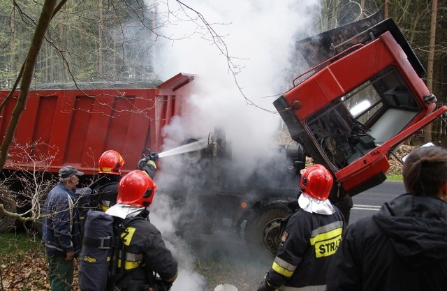 Strażacy z Kamienia Pomorskiego oraz Świerzna zostali skierowani do pożaru samochodu ciężarowego marki Tatra do jakiego doszło około 14.30 na wysokości Stuchowa (gm. Świerzno)