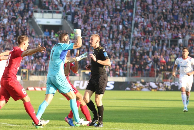 1.10.2017. Derby Górnik - Piast 1:0. W 79. minucie bramkarz gości Jakub Szmatuła dostał czerwoną kartkę. Zwycięską bramkę z karnego w 82. minucie zdobył Igor Angulo.  Zobacz kolejne zdjęcia. Przesuwaj zdjęcia w prawo - naciśnij strzałkę lub przycisk NASTĘPNE