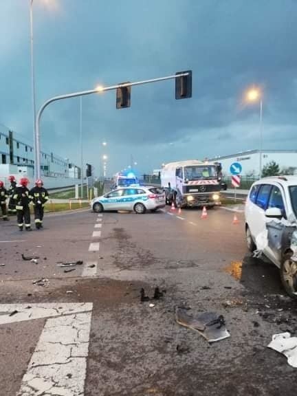 Wypadek pod Wrocławiem. Osobówka zderzyła się z betoniarką [ZDJĘCIA]                             