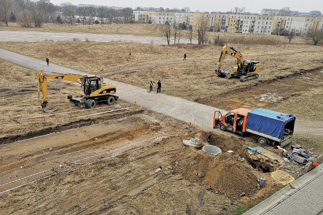 Budowa drogi technologicznej do Centrum Nauki Cogiteon. Droga powstaje wzdłuż alei Bora-Komorowskiego