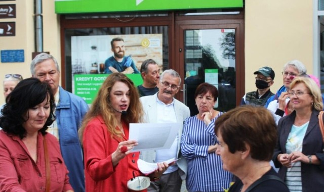 Biblioteka  zaprosiła mieszkańców miasta na spacer "Smak i zapach dawnego Inowrocławia". Ich przewodniczką była dr Katarzyna Podczaska (trzecia z lewej)