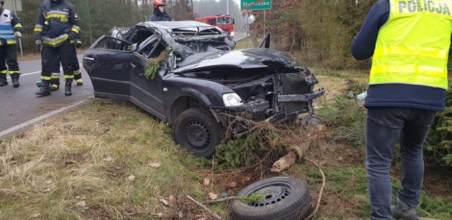 1 stycznia około godziny 8:19 strażacy z OSP w Czaplinku zostali zadysponowani do wypadku samochodowego na drodze wojewódzkiej nr 177 w kierunku Sośnicy. - Po przybyciu na miejsce stwierdzono, że auto marki Volkswagen Passat wypadł z drogi i dachował, samochodem podróżowały dwie osoby, które opuściły pojazd o własnych siłach. Jedna z nich została przetransportowana do szpitala - pisze na swoim profilu facebookowym Ochotnicza Straż Pożarna w Czaplinku;nf. Samochód po wypadku znajdował się pod dwoma drzewami, które trzeba było usunąć pilarką spalinową.W działaniach udział brały:2 zastępy OSP Czaplinek1 zastęp PSP Drawsko Pomorskie1 Zespół Ratownictwa Medycznego Czaplinek2 patrole PolicjiJesteś świadkiem wypadku? Daj nam znać! Poinformujemy innych o utrudnieniach. Czekamy na informacje, zdjęcia i wideo!■ Przyślij je na adres  alarm@gk24.pl■ Wyślij za pomocą naszego Facebooka:GK24■ Dołącz do grupy Wypadki i utrudnienia - Koszalin i okoliceZobacz także: Koszalin: wypadek na al. Monte Cassino - zderzenie auta osobowego i skutera