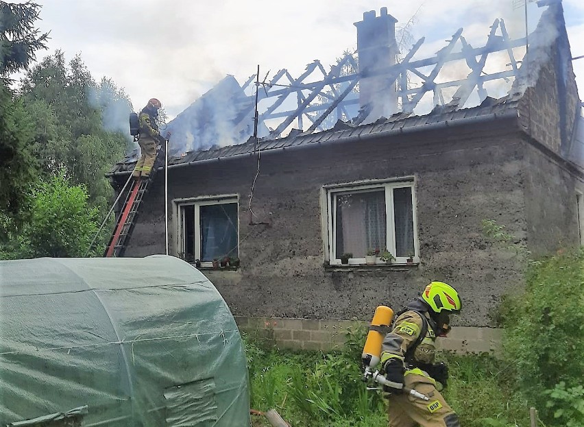 Pożar domu w Bielczy gasiło kilka zastępów straży pożarnej....