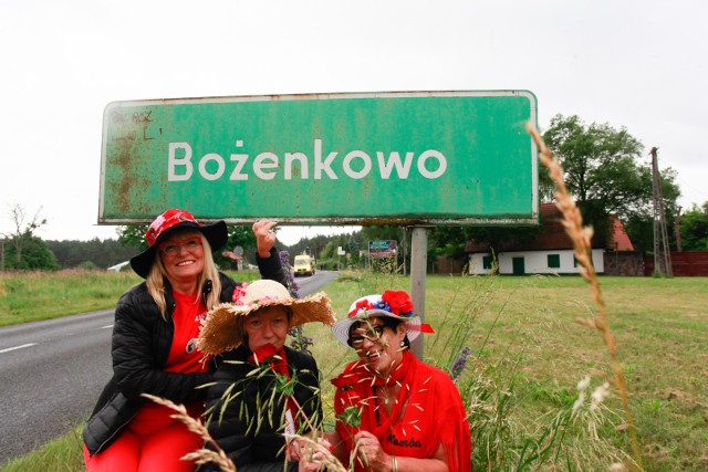 Dziś (24 czerwca) imieniny Bożeny. Panie o tym imieniu przez cały weekend świętują w podbydgoskim Bożenkowie, gdzie odbywa się jubileuszowy X Zlot Bożen. Boskie Bożeny (to słowiańskie imię znaczy: „przez Boga obdarowana” lub „błogosławiona”) wypoczywają w „radosnej strefie Bożenek" pomiędzy malowniczymi wyspami i półwyspami Zalewu Koronowskiego. Władze gminy Osielsko na czas trwania zjazdu tradycyjnie już przekazują organizatorom symboliczny klucz do Bożenkowa.Bożenki z całego globu, którym w tym roku przewodzą imienniczki Trójmiasta, Kaszub i okolic, z okazji swych imienin wzniosą jak zawsze toast za swe zdrowie, nie zabraknie też licznych atrakcji, które umilą wspólnie spędzony czas.  X Zlot Bożen w Bożenkowie potrwa do jutra.(jt)INFO Z POLSKI 22.06.2017 - przegląd najciekawszych informacji ostatnich dni w kraju