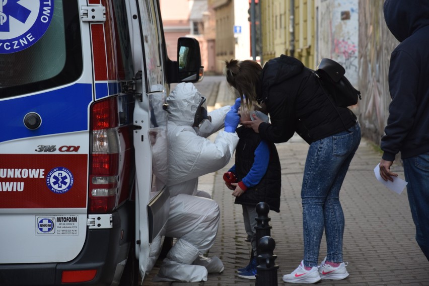 Testy na COVID-19 przy ul. Biskupiej we Wrocławiu