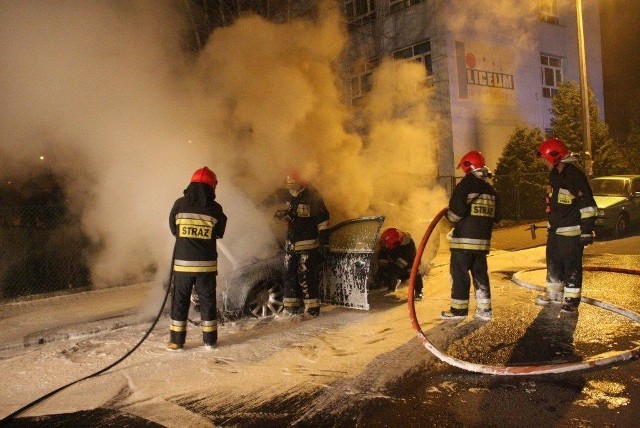 Opole, ulica Licealna: strażacy gaszą audi. Przyczyną pożaru było podpalenie.