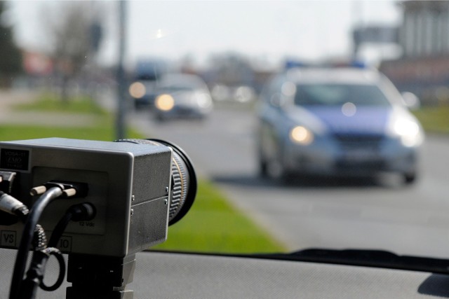 Strażnicy gminni i miejscy nie mogą już używać fotoradarów. Nie zakończone postępowania przesyłają teraz policji.