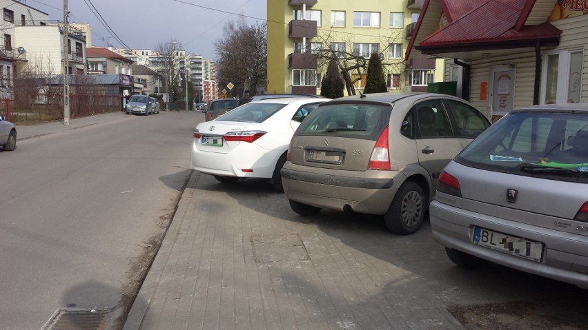 A tak się parkuje na ul. Leszczynowej (Dziesięciny)....