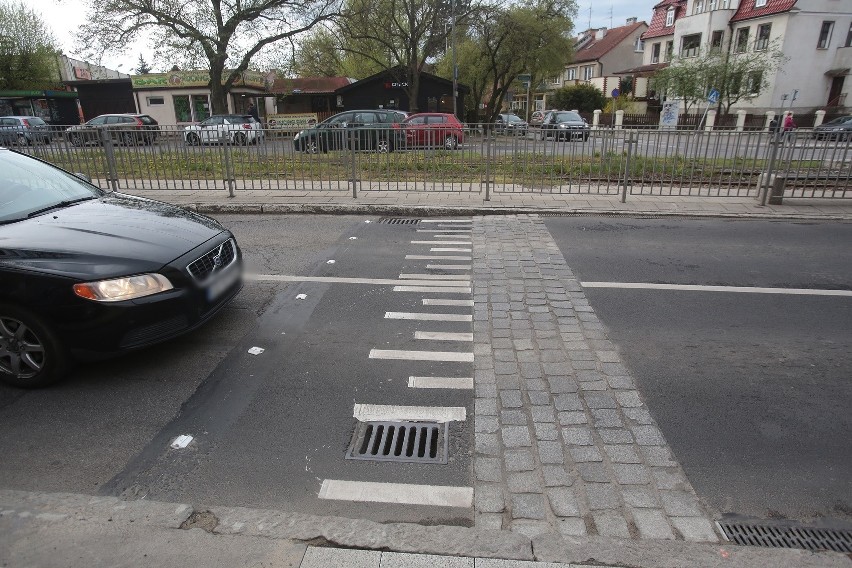 Kontrowersje wokół wyniesionych przejść dla pieszych na Pogodnie w Szczecinie. Mieszkańcy: "Samochody nie zwalniają"