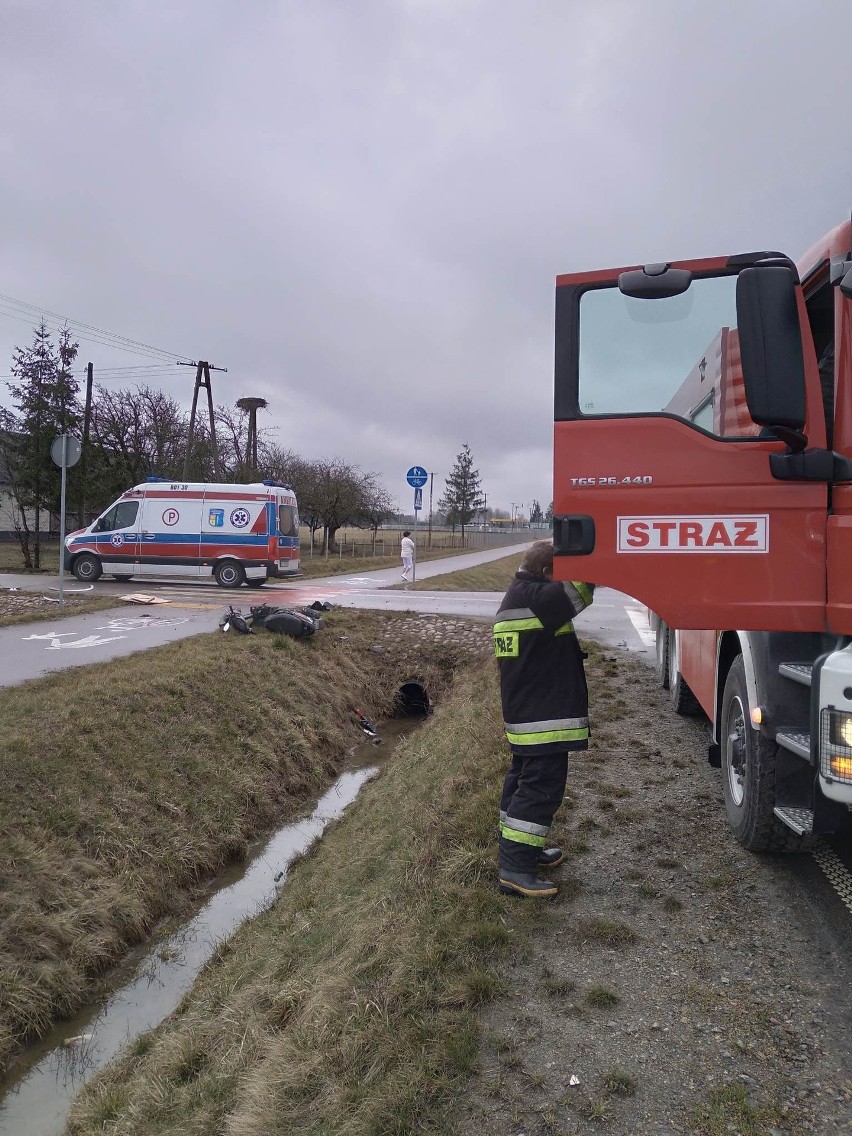 Wypadek w Jaszczołtach na drodze wojewódzkiej 690. Kierowca nissana potrącił 17-latka na motorowerze