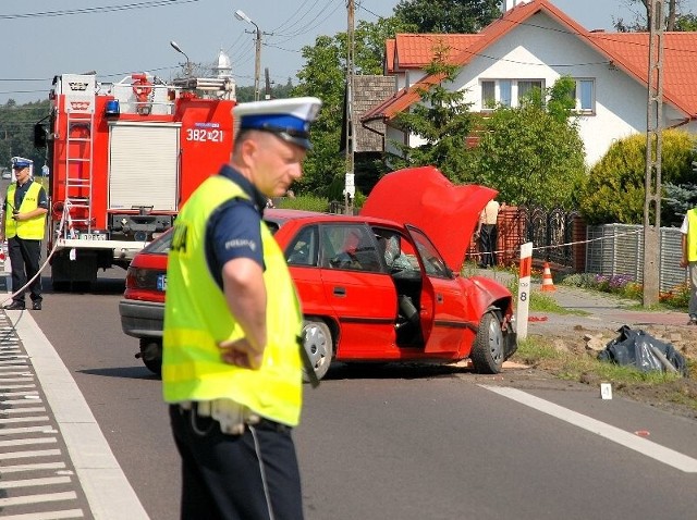 Samochód po uderzeniu w mężczyznę zjechał z drogi, ściął znak drogowy i z ogromną siłą docisnął pieszego do betonowego przepustu w rowie.