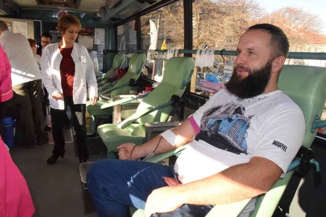 W ramach WOŚP przed Zamkiem Sułkowskich stanął ambulans, gdzie można oddać krew.