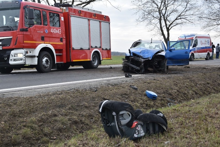 Kierowca skody w poważnym stanie został zabrany do szpitala....