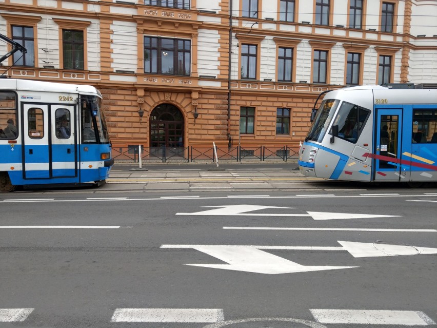 Groźna sytuacja na Podwalu. Dwa tramwaje na jednym torze [FILM]