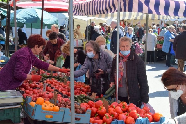 W piątek 28 maja kieleckie bazary pełne były klientów. Nieco tańsze były pomidory i ogórki. Truskawki krajowe staniały ale w ostatnich dniach cena stanęła na poziomie od 10 do 14 złotych za kilogram.Jakie były ceny w piątek 28 maja? Zobaczcie na kolejnych slajdach 