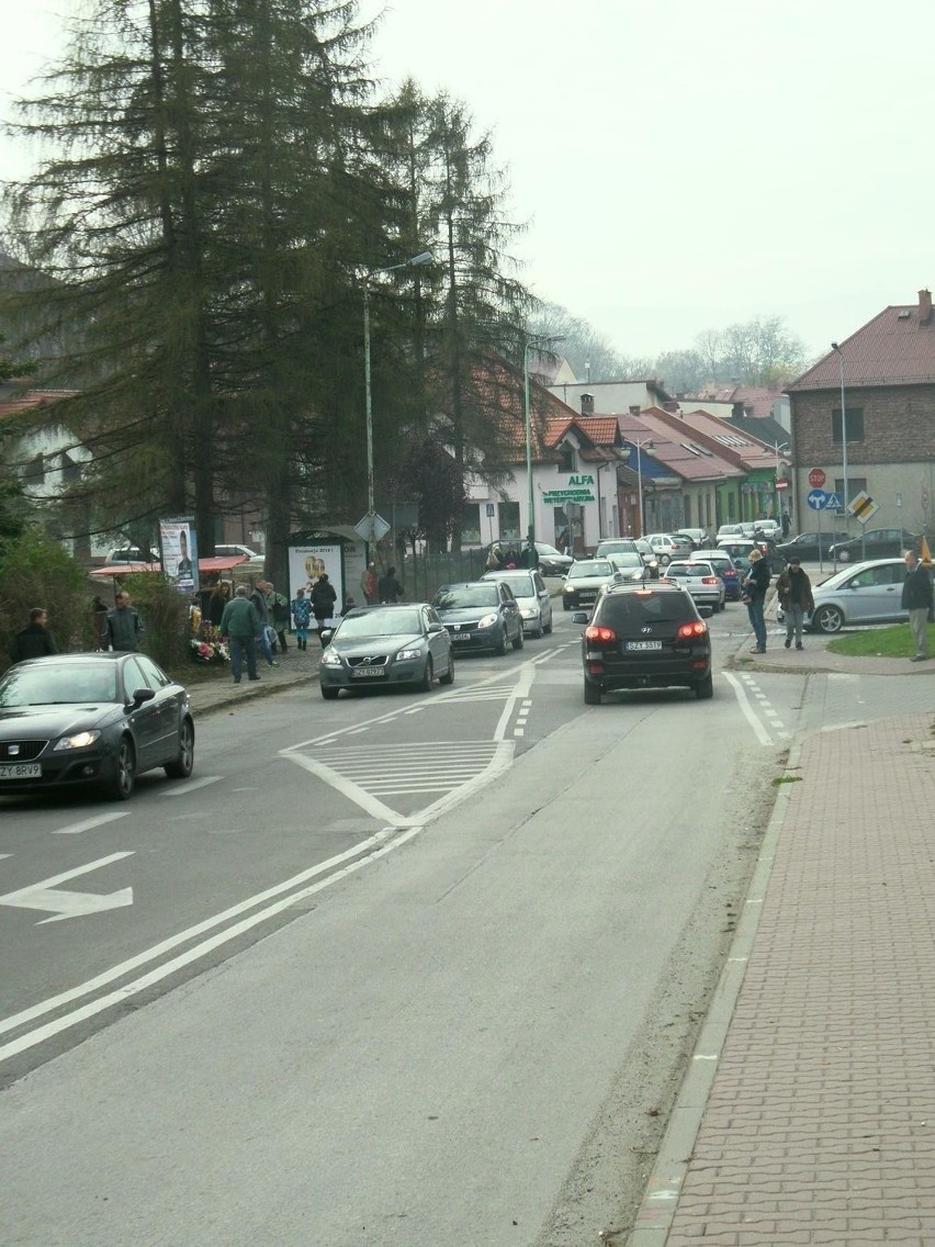 Wszystkich Świętych 2014: Cmentarz Przemienia Pańskiego w Żywcu pełen wiernych [ZDJĘCIA]