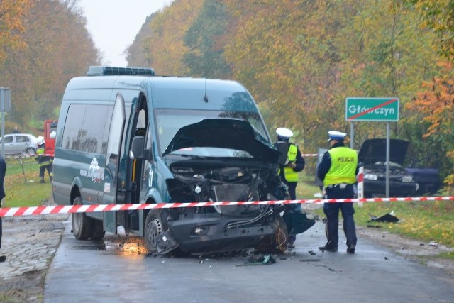 Do groźnego wypadku doszło we wtorek (24.10) po godz. 6 na drodze wojewódzkiej 558 w Główczynie (gmina Dobrzyń nad Wisłą).Dziewiętnastoletni kierowca opla astry po pokonaniu łuku drogi stracił panowanie nad pojazdem. Wpadł w poślizg i zderzył się z jadącym z przeciwka busem. W wypadku ucierpieli kierowca i pasażer opla, a także trzej pasażerowie mercedesa. Poszkodowani trafili do szpitala. Jak się okazało, wszyscy uczestnicy zdarzenia byli trzeźwi. Polecamy: 27-letni ojciec podawał dziecku kokainę i ekstazy?Ze wstępnych ustaleń policjantów wynika, że 19-letni mieszkaniec powiatu włocławskiego, który siedział za kierownicą auta osobowego, nie dostosował prędkości jazdy do warunków na drodze.Zobacz także: Spod Ekranu