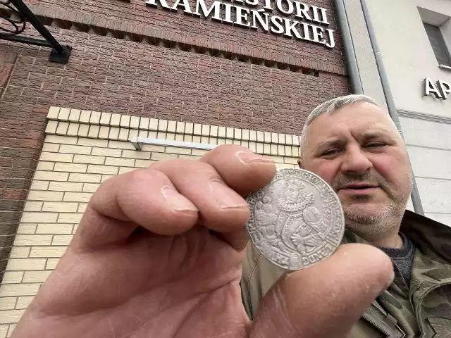 Jacek Ukowski, prezes Stowarzyszenia im. Św. Korduli z dumą prezentuje renesansową monetę