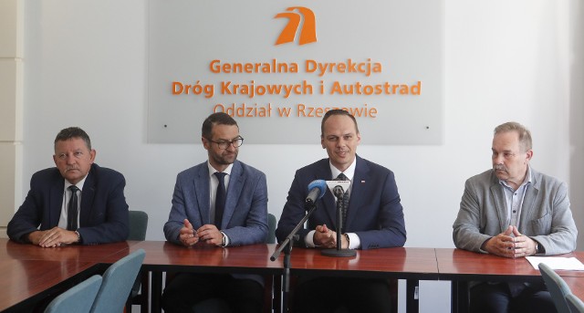 Na piątkowej konferencji prasowej w GDDKiA obecni byli m.in. wiceminister infrastruktury Rafał Weber i europoseł Tomasz Poręba