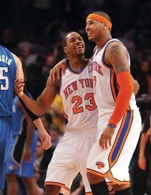 Zadowoleni gracze New York Knicks: Toney Douglas(z lewej) i Carmelo Anthony Fot. EPA/JASON SZENES