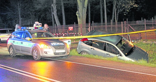 Jakub G. potrącił dwóch policjantów, po czym wjechał do rowu. Cała trójka trafiła do szpitala