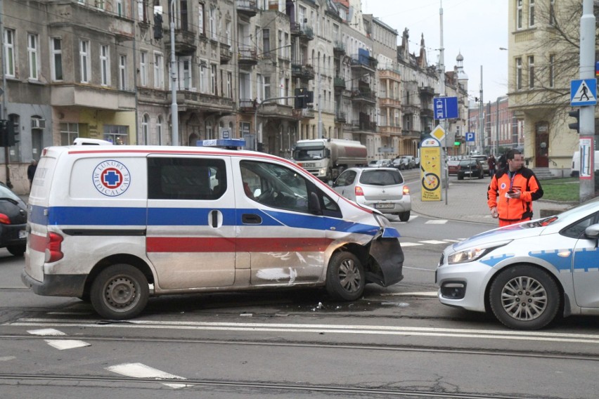 Wypadek na Sienkiewicza. Karetka na sygnale zderzyła się z fordem [ZDJĘCIA]