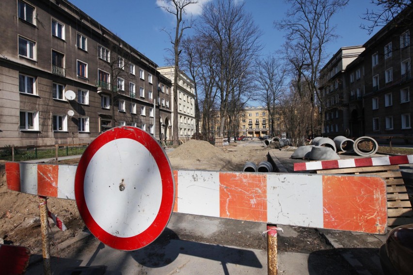 Kraków. Kilkadziesiąt metrów osiedlowej uliczki będą przebudowywać jeszcze do przyszłego roku