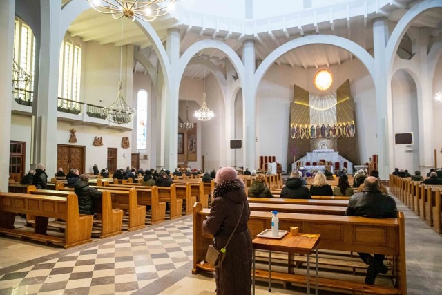 W części kościołów liczba wiernych przebywających jednocześnie wewnątrz budynku jest zdecydowanie wyższa od tej wynikającej z zaleceń.