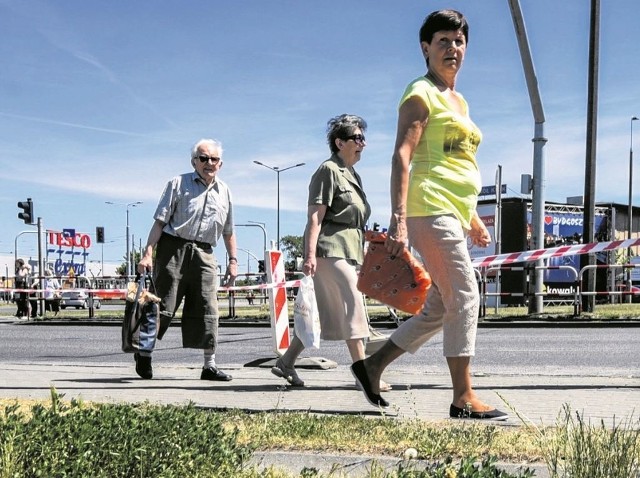 Remont alei Jana Pawła II drogowcy rozpoczęli od wymiany nawierzchni przy zatoce autobusowej na rondzie Toruńskim.