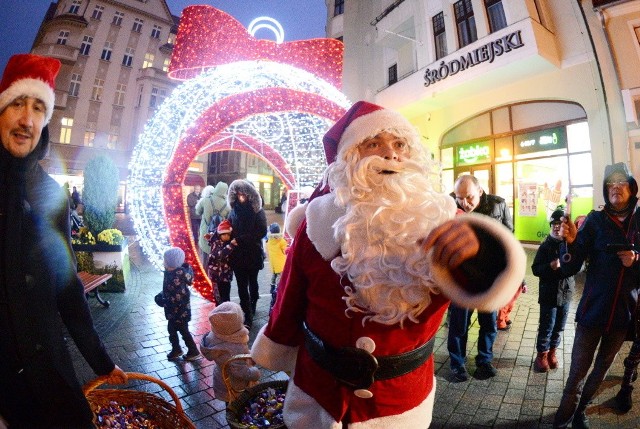 Na zielonogórskim deptaku czuć już święta. W środę, 6 grudnia, Mikołaj wraz z zastępcą prezydenta Zielonej Góry, Dariuszem Lesickim zrobili show i rozświetlili miasto tysiącami bożonarodzeniowych lampek. Na deptaku blaskiem mienią się już świąteczne ozdoby. Ten klimat pozwala naprawdę odczuć czas nadchodzących wielkimi krokami świat Bożego Narodzenia. Spacerując po naszym pięknym mieście dostrzeżemy dwie choinki: żywą, znajdującą się przy ratuszu, która mierzy kilkanaście metrów oraz sztuczną, jaka w tym roku stanęła przy redakcji Gazety Lubuskiej, na placu Bohaterów.  Jeśli chodzi o pozostałe ozdoby, to oczywiście nie brakuje także słynnego "pająka" w fontannie, który od lat świeci w tym miejscu oraz znajdującej się przy rzeźbie Bachusa wielkiej, świecącej bombki. Swoją drogą to jedne z ulubionych miejsc, w którym nie tylko poczujemy święta, ale i możemy zrobić sobie fajne zdjęcie. My w naszej redakcji już odczuwamy magię grudnia. Święta coraz bliżej!Przeczytaj też: --->   Żywa choinka na zielonogórskim deptaku już stoi [ZDJĘCIA]Zobacz również: Na deptaku stanęła choinka