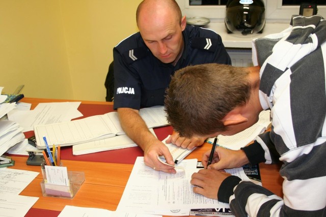 Nastolatek odpowie między innymi za jazdę po pijanemu i bez uprawnień. Na zdjęciu ze starszym sierżantem Pawłem Pypciem z białobrzeskiej policji.