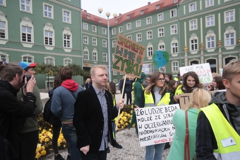 Młodzieżowy Marsz Klimatyczny 2019 w Szczecinie. Uczniowie wraz z nauczycielami maszerowali w obronie klimatu [WIDEO, ZDJĘCIA]