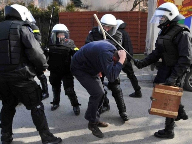 Marcowe derby Przemyśla z 2009 r. odbyły się bez udziału publiczności. W mieście doszło do starć. W stronę policji poleciały kamienie, butelki, wyrwane z bruku kostki, płyty chodnikowe, kubły na śmieci i kawałki ławek. Policja użyła armatki wodnej i strzelała z broni gładkolufowej na gumową amunicję. Łącznie zatrzymano 116 osób, w tym 35 nieletnich. Niektórzy byli nietrzeźwi. 40 najbardziej agresywnych kiboli noc spędziło w policyjnych aresztach. 14 policjantów zostało rannych.Zobacz też: To kiedyś była siedziba Polonii Przemyśl i popularna restauracja "Barcelonka". Teraz budynek to ruina [ZDJĘCIA]