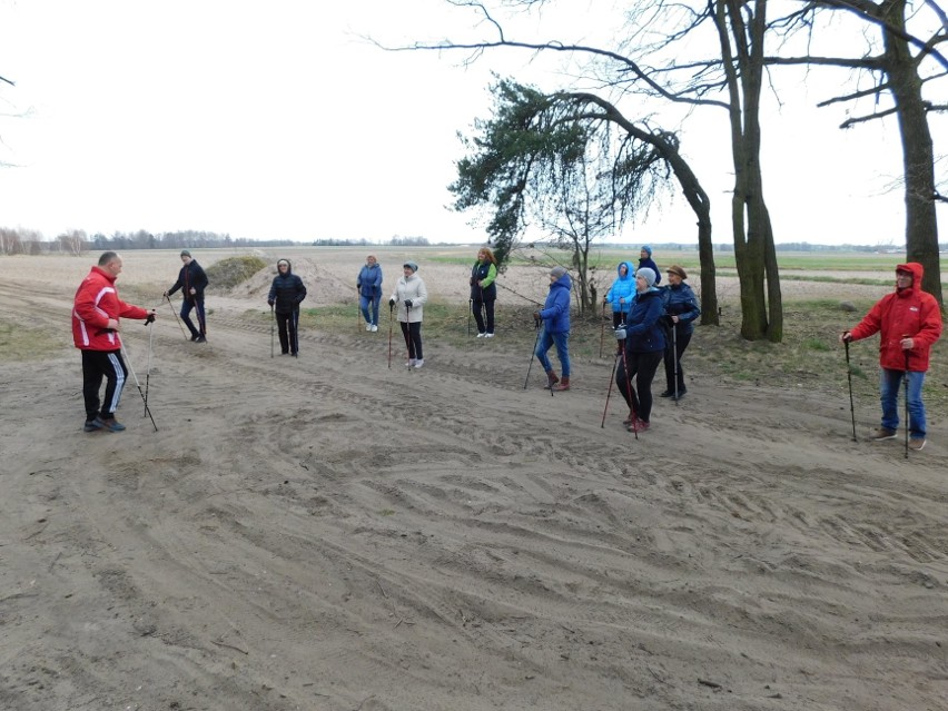 Seniorzy w Karniewie wzięli udział w II spotkaniu Nordic Walking. Przeszli 6 km
